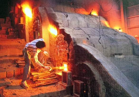 職人以柴火燒製陶器